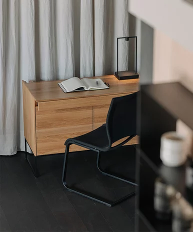 filigno writing desk in oak with the magnum stricktex cantilever chair