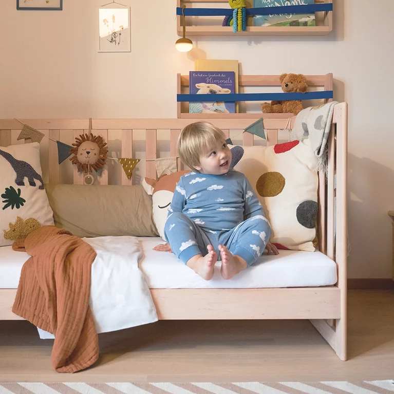 kids Gitterbett in Erle Weißöl massiv umfunktionierbar als gemütliches Sofa