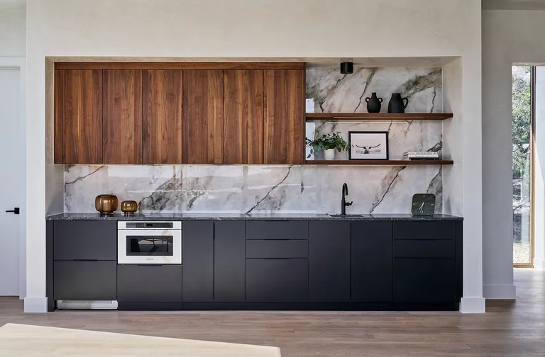 Moderne Küchenzeile aus Nussbaum-Massivholz mit eleganten Keramik-Unterschränken – schlichtes, hochwertiges Design für stilvolle Wohnküchen Moderne linee Küchenzeile aus Nussbaum Massivholz mit eleganten Keramik Unterschränken - schlichtes, hochwertiges Design