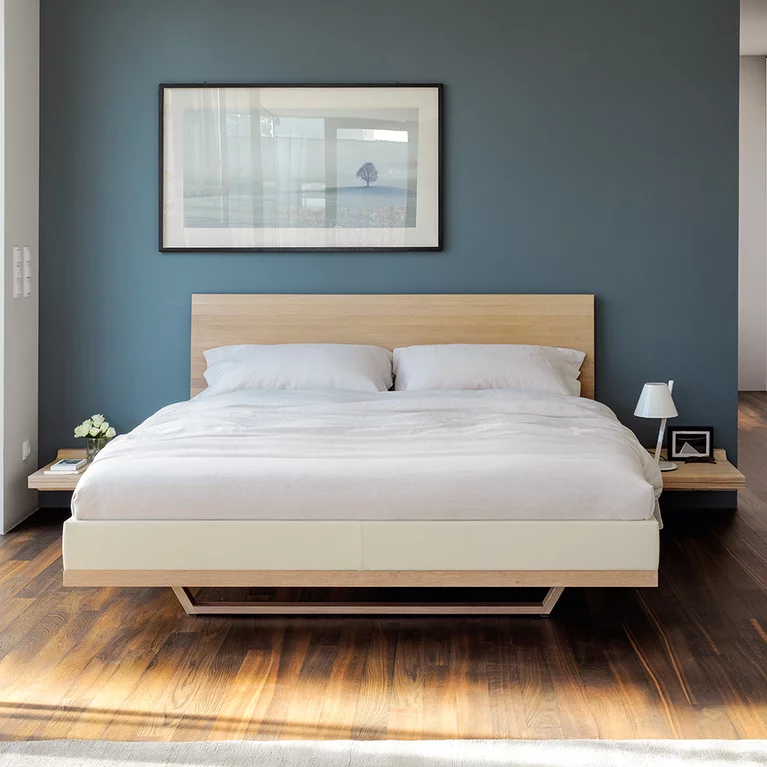 riletto Kommode in Nussbaum massiv mit Lederseitenteil, Frontalansicht