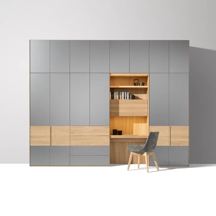 eleganter Drehtürenschrank valore in Eiche Weißöl mit Farbglasfronten und dem lui plus Stuhl