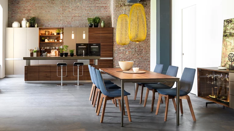 k7 Insel Massivholzküche mit dem tak Esstisch und lui Stühle mit Holzgestell in Nussbaum