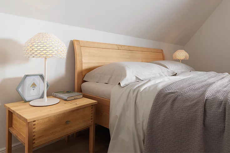 modernes sesam Bett in Vollholz mit Nachtkästchen modernes sesam Bett in Erle Vollholz mit dem sesam Nachtkästchen und metallfreien Holzverbindungen