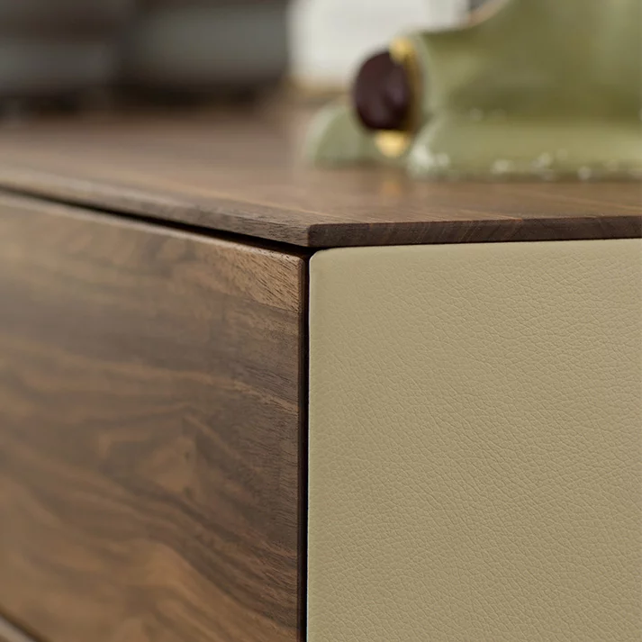 Kommode in Nussbaum mit Lederseitenteil, Detailansicht riletto Kommode in Nussbaum massiv mit Lederseitenteil, Detailansicht