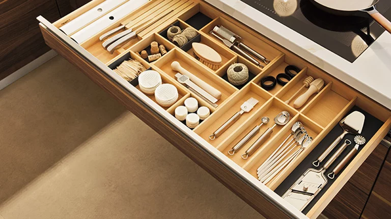 Innenleben in Buche mit Ladeneinteilung move Innenleben mit Lade in Nussbaum und innen in Buche mit Ladeneinteilung move