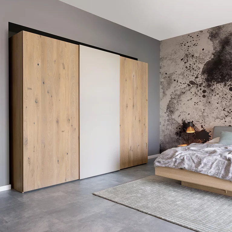 Schwebetürenschrank soft in Eiche Wild Weißöl mit Farbglasfront zusammen mit dem nox Bett