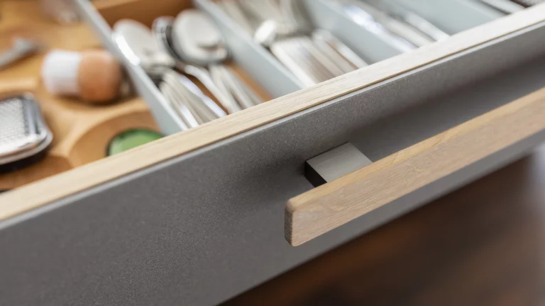 cera line wooden kitchen drawer with bar handle and cutlery insert, detailed view cera line kitchen in oak white oil drawer with bar handle and cutlery insert, detailed view