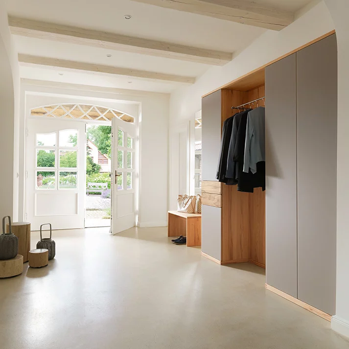 cubus Garderobenschrank und Dielenbank in Kernbuche Massivholz und Farbglas taupe