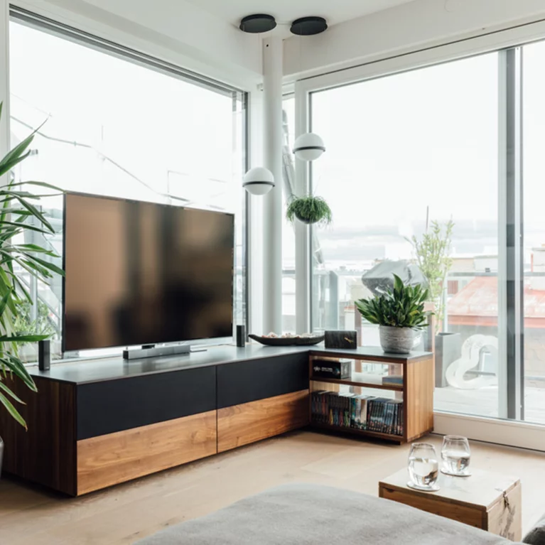 cubus Home Entertainment in Nussbaum Vollholz mit Stoffklappe