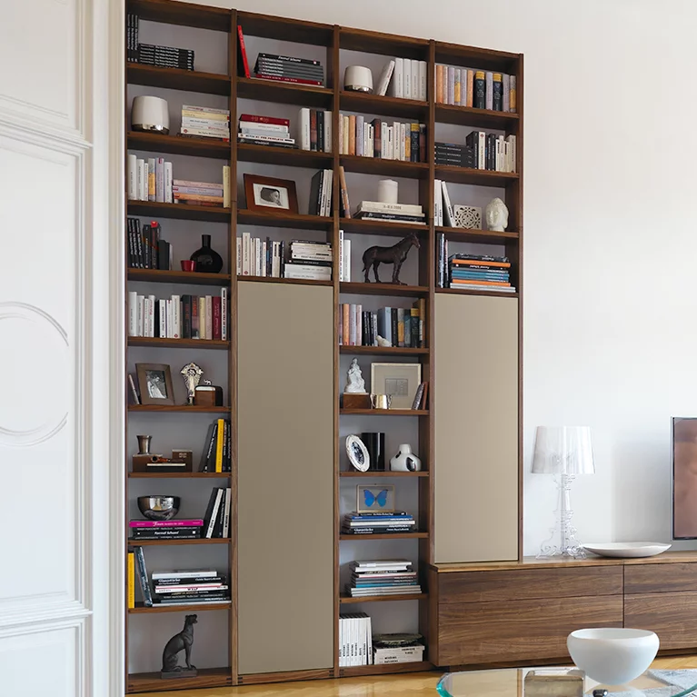 cubus Wohnwand mit Regal aus dunklem Holz Nussbaum und Drehtüren aus Farbglas