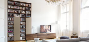 cubus Wohnwand mit Regal aus dunklem Holz Nussbaum und Drehtüren aus Farbglas