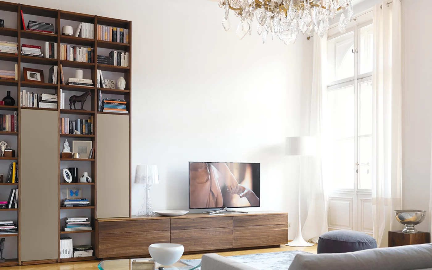 cubus Wohnwand mit Regal aus dunklem Holz Nussbaum und Drehtüren aus Farbglas