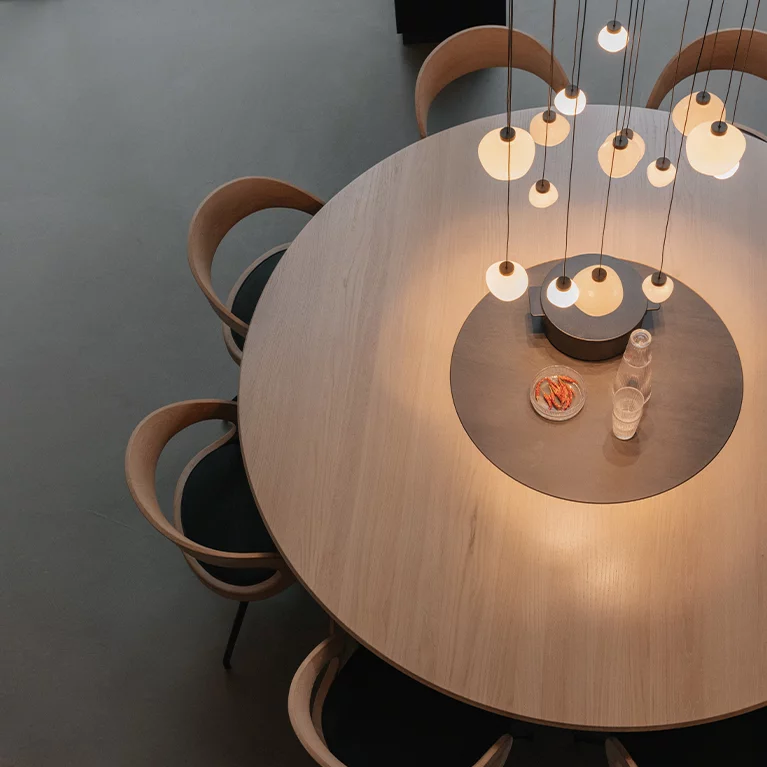 miró round dining table made of solid wood in oak white oil with integrated turntable and comfortable girado chairs