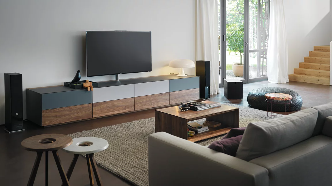cubus pure Home Entertainment in Nussbaum Vollholz mit Farbglasfronten, Stoffklappe und lux Couchtisch