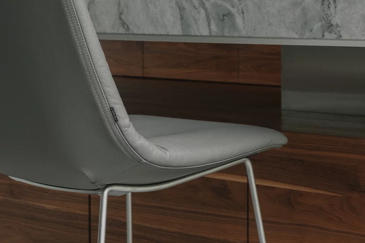 Barstuhl lui in Leder mit modernem Fußgestell in Edelstahl finish, Detailansicht