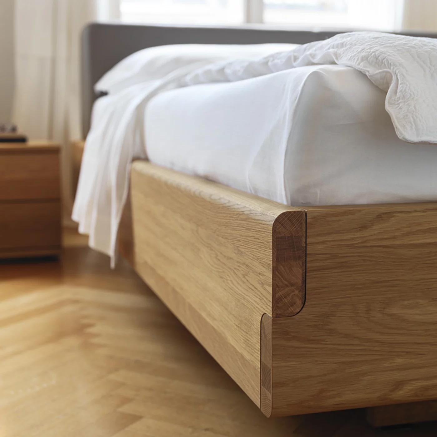 Bett nox in Eiche massiv mit gegenläufig gerundeten Kanten, Detailansicht