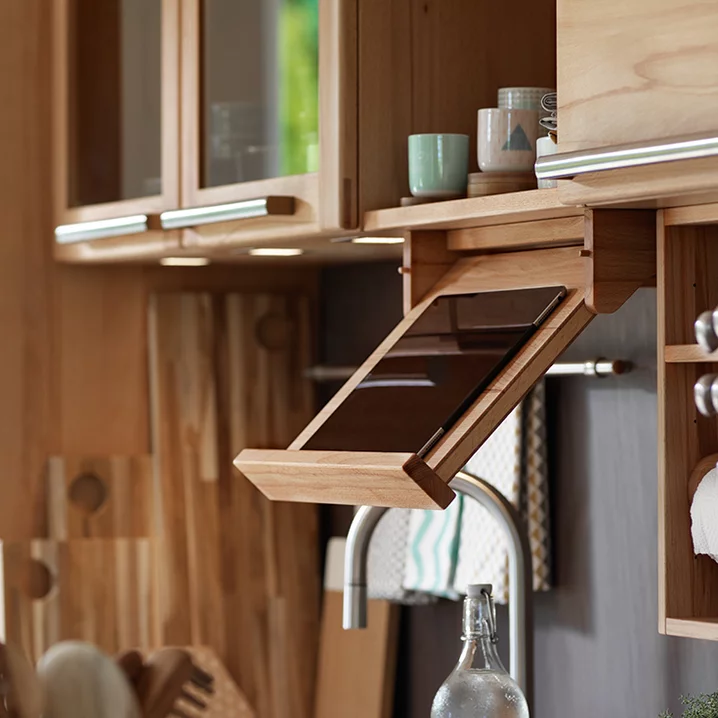 rondo kitchen in solid beech heartwood with practical cookery book holder, detailed view