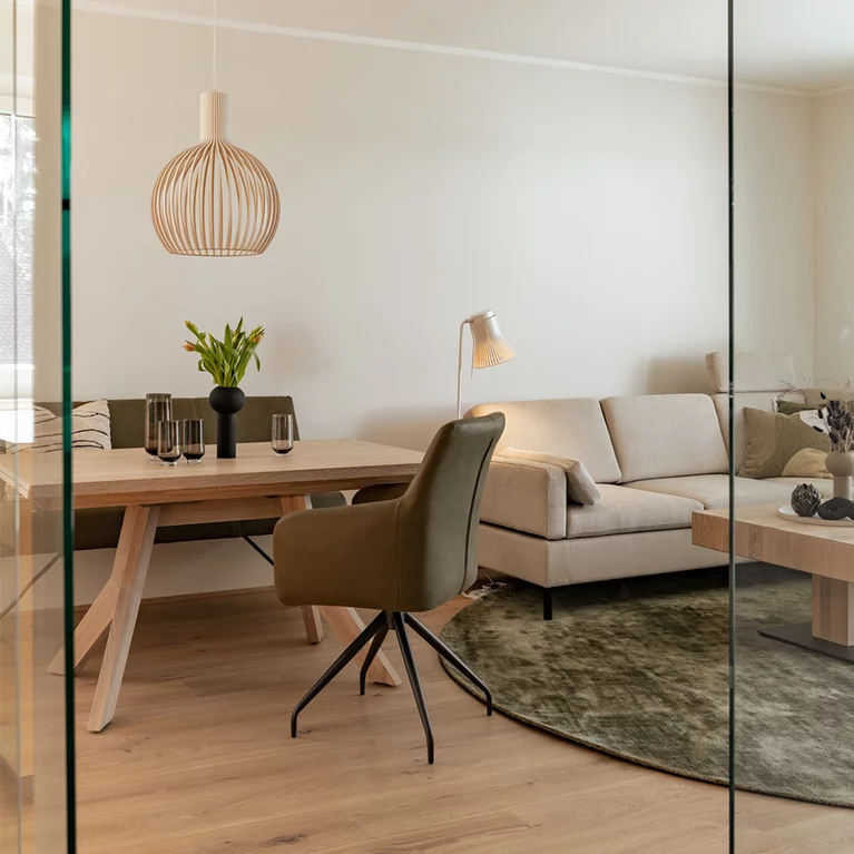 Esstisch und Couchtisch aus massiver Eiche Weißöl von TEAM 7 yps Esstisch mit Lederbank und Stuhl neben Sofa mit lift Couchtisch in Eiche Weißöl