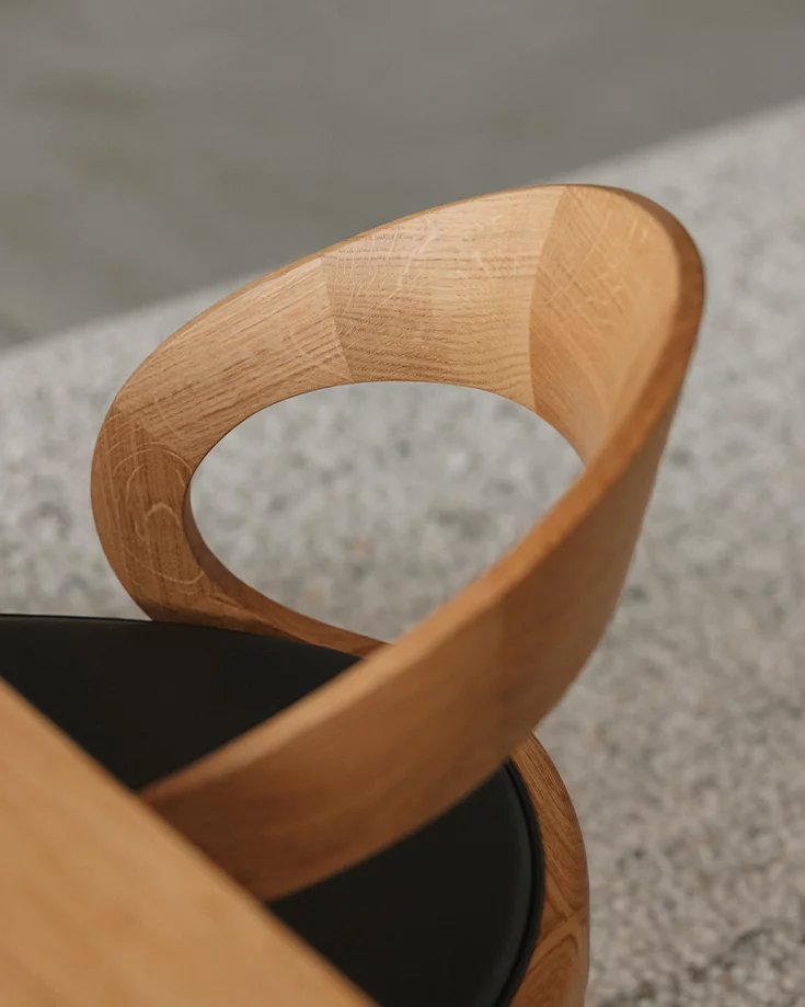 detailed view of the backrest of the girado office swivel chair in solid oak with leather seat