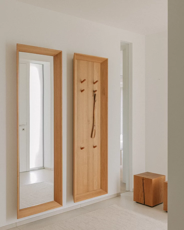 haiku Spiegelpaneel und haiku Naturholzpaneel mit Eichenblock in Eiche Massivholz