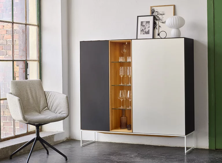 elegantes cubus pure Highboard in Eiche mit Kufen, Glastüren, Glaswangen, Nische mit Glasfächern und Beleuchtung