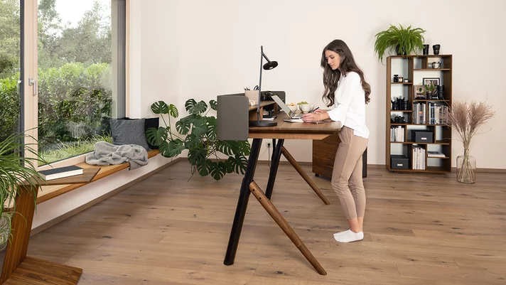 Massgeschneiderte Möbel mit pisa Schreibtisch, sidekick Beistelltisch und graphic Regal aus Nussbaum massiv bei TEAM 7 Hamburg