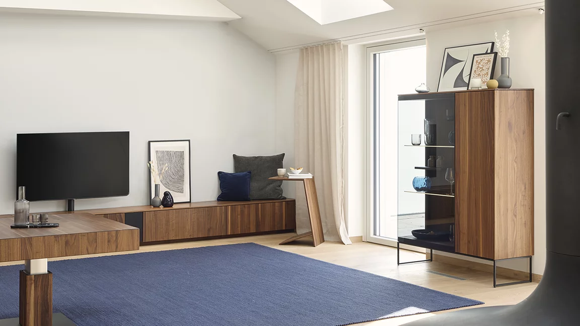 Beistelltisch, Couchtisch und Vitrine in Nussbaum sidekick Beistelltisch neben filigno Vitrine und lift couchtisch höhenverstellbar