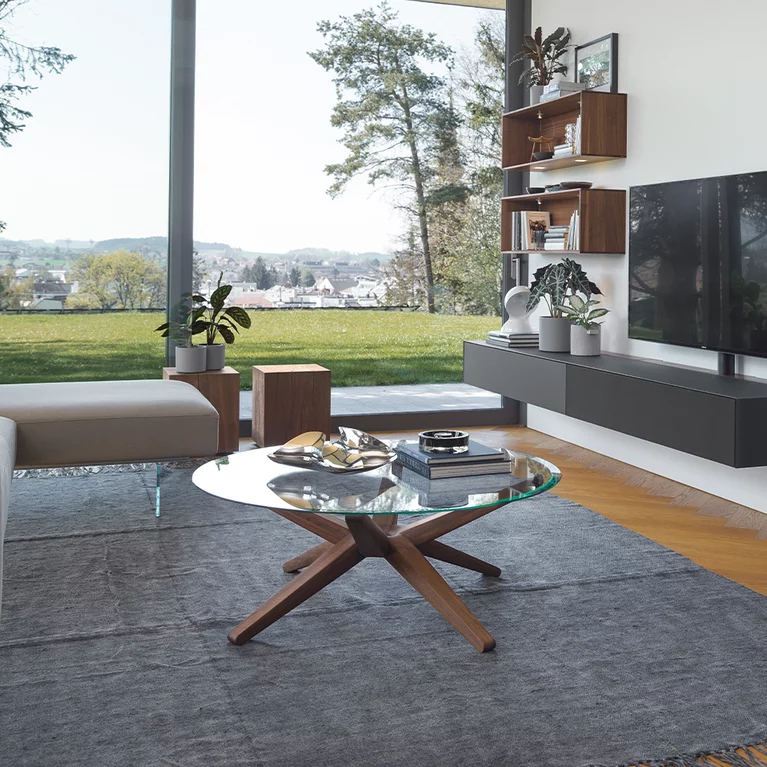 stern Couchtisch aus Massivholz Nussbaum kombiniert mit der cubus pure Wohnwand in modernem Wohnzimmer