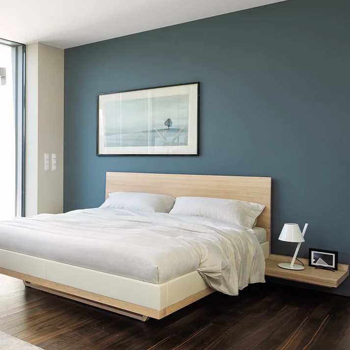 helles riletto Holzbett mit Lederumrandung in Eiche Weißöl mit hood Kleiderständer