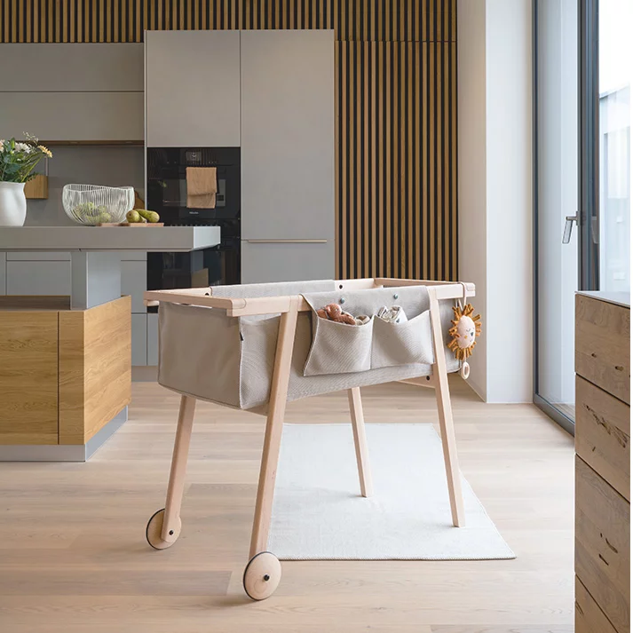 mobiles Babybett in Erle Weißöl mit Gestrick und praktischen Stofftaschen