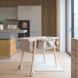 mobiles Babybett in Erle Weißöl mit Gestrick und praktischen Stofftaschen