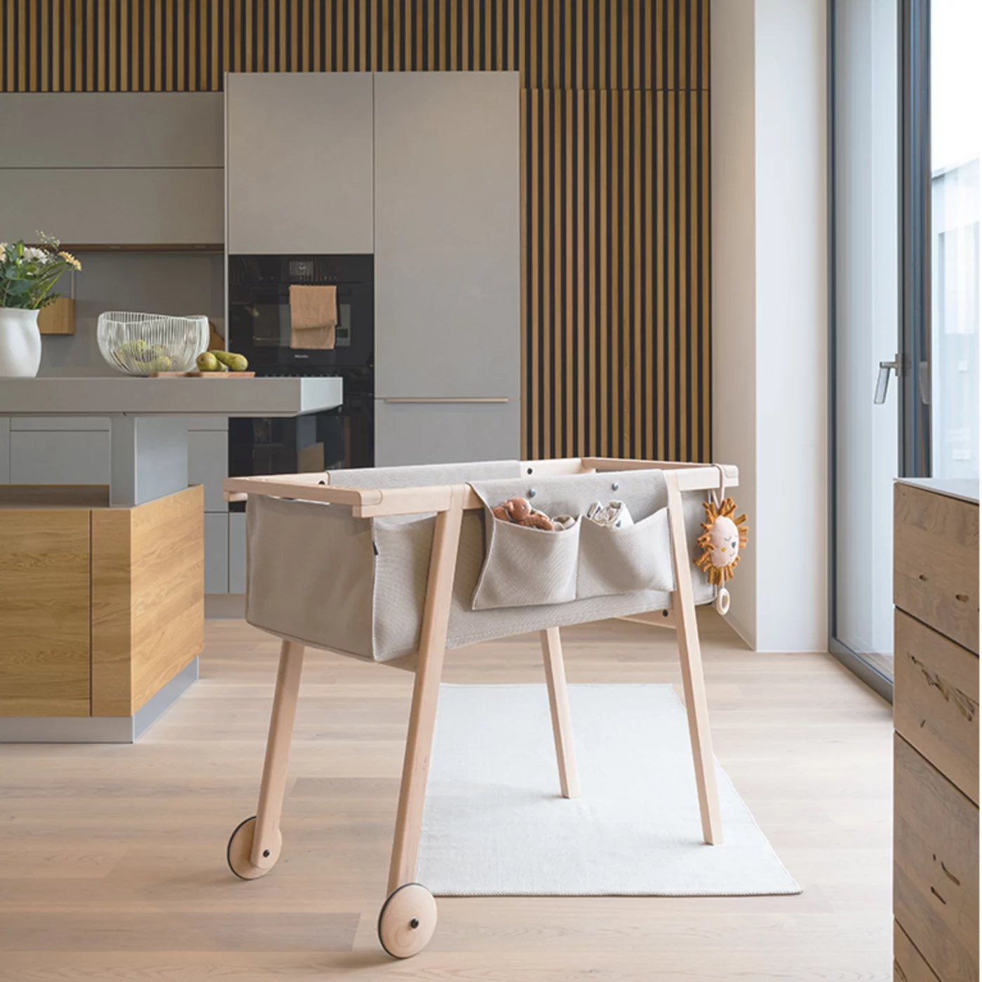 mobiles Babybett in Erle Weißöl mit Gestrick und praktischen Stofftaschen