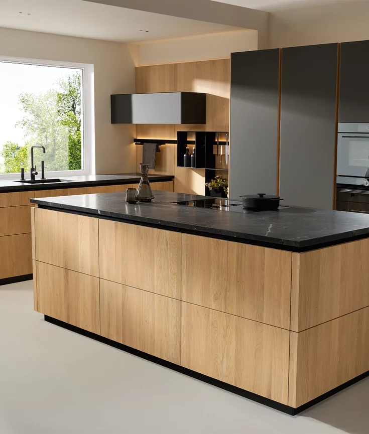 grifflose Massivholzküche pur mit Farbglas graphitgrau matt und Naturstein infinity brown