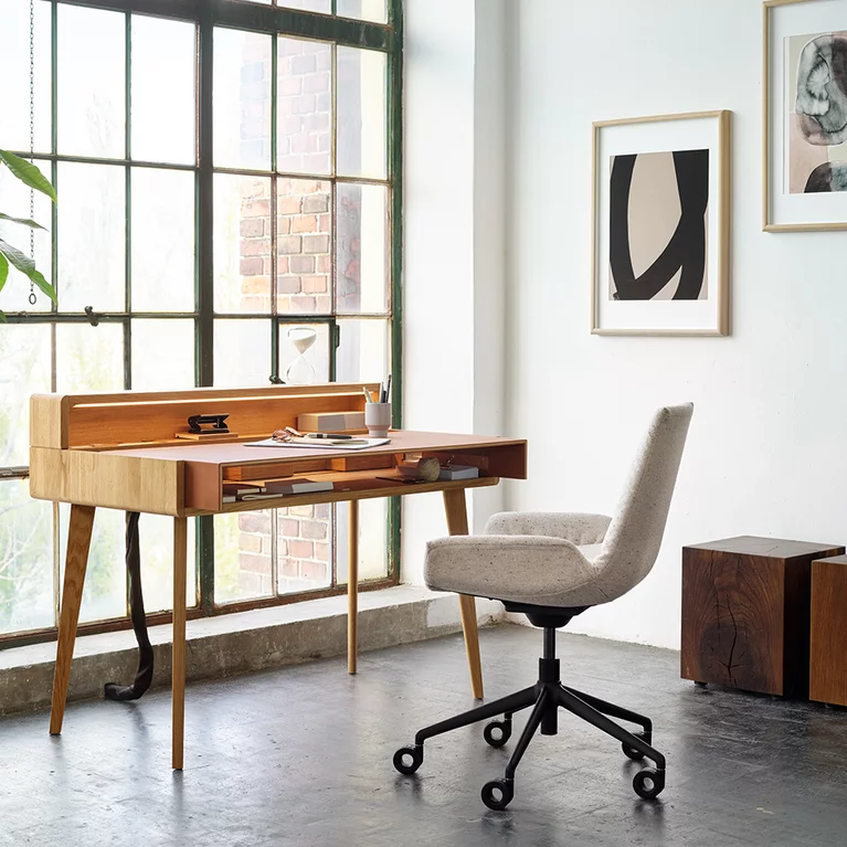 sol Sekretär aus Vollholz mit Leder und dem Schreibtischstuhl lui plus sol Sekretär aus Eiche mit Leder und Schreibtischstuhl lui plus mit schwarzem Gestell