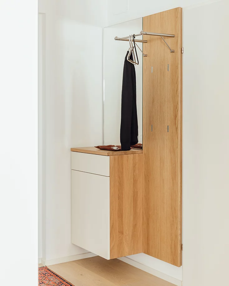 cubus Garderobe Dielenkombination hängend in Eiche Massivholz mit Spiegel und Farbglas weiß