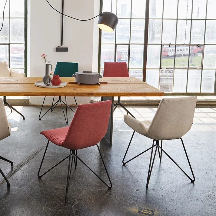 echt.zeit Esstisch massiv in Eiche urig gebürstet mit der lui Stuhlfamilie