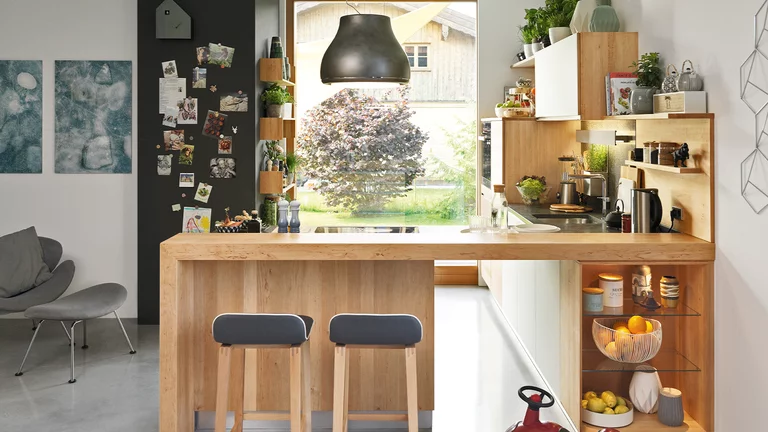 l1 Holzküche in Erle Gestaltungselement mit Glasfächer beleuchtet und Barelement mit ark Barhocker