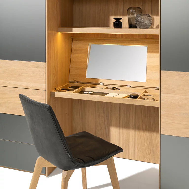 Intermediate element dressing table in solid oak with the comfortable lui chair with wooden frame