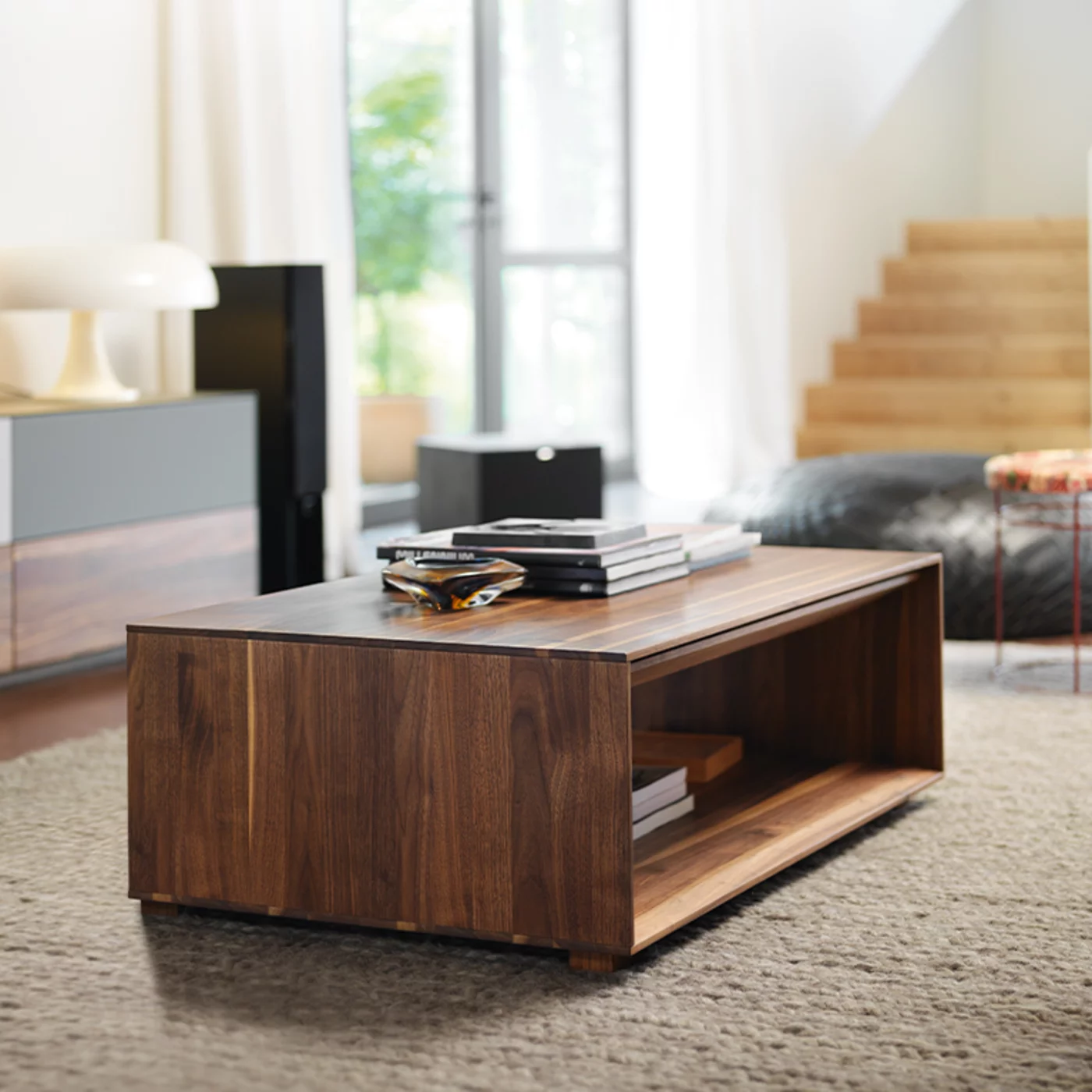 moderner Couchtisch lux aus Holz Nussbaum massiv mit Schublade und Stauraum