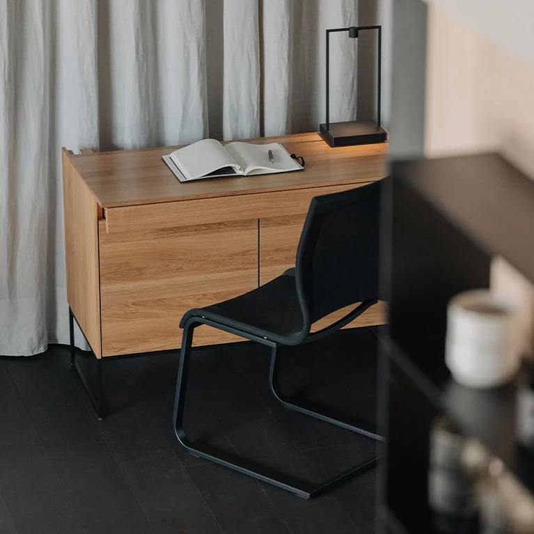 filigno writing desk in oak with secret compartment and magnum stricktex chair