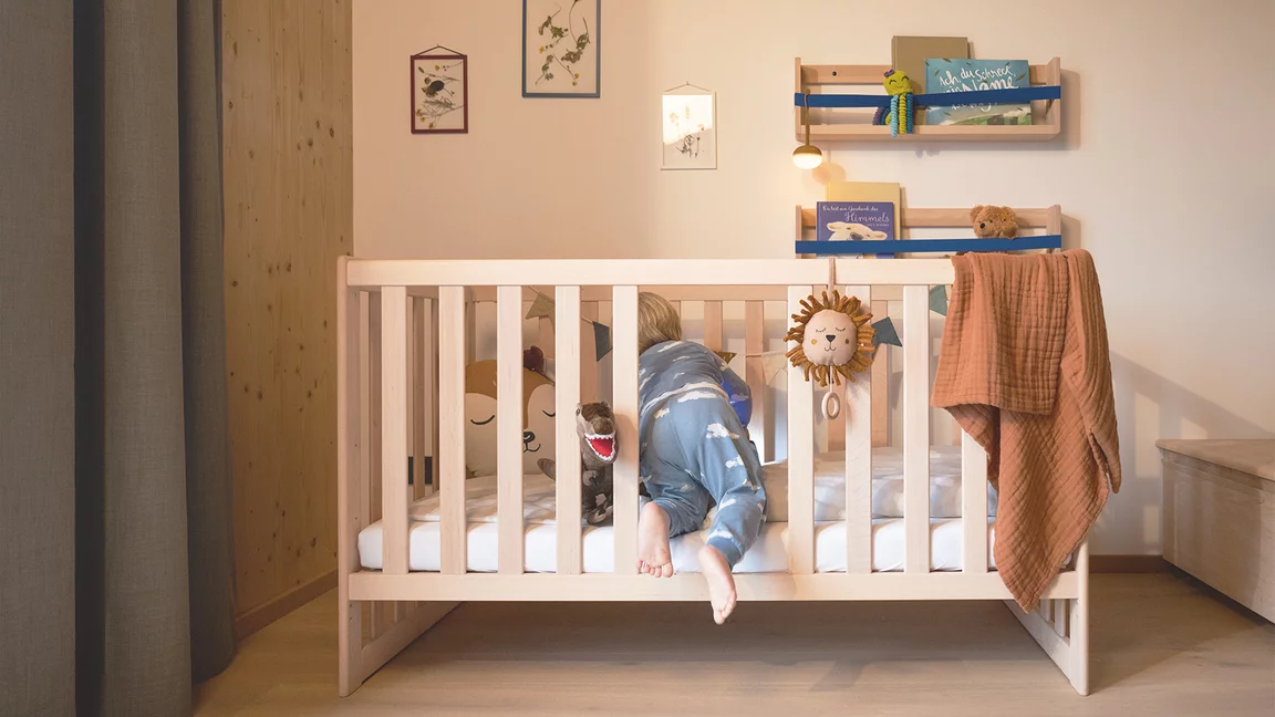 Gitterbett kids in Massivholz Erle Weißöl mit zwei herausnehmbaren Sprossen und Dekobords