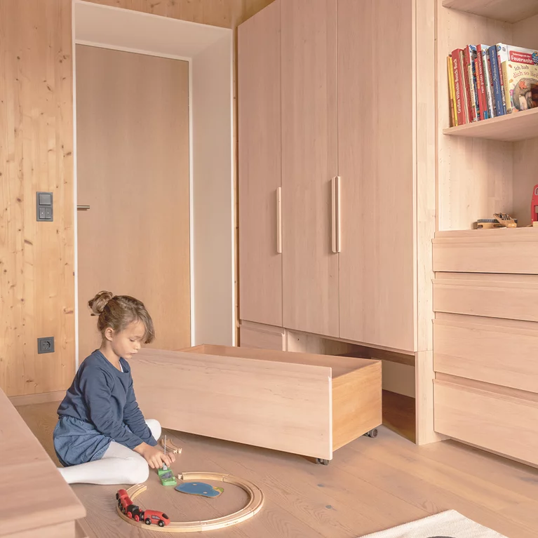 Kinderkleiderschrank kids aus Vollholz Erle Weißöl mit ausziehbarer Lade mit Rollen