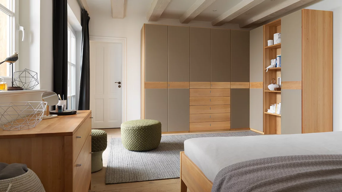 sesam Schubladenkommode aus Naturholz in Erle mit dem sesam Bett und dem eleganten Drehtürenschrank mit Farbglasfronten