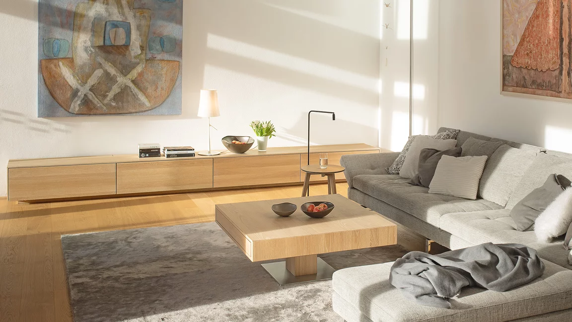 moderner elektrischer lift Couchtisch in Eiche Weißöl im Wohnzimmer neben einem filigno Sideboard