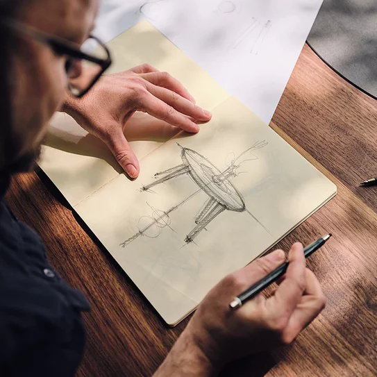 Handskizze von TEAM 7 Designer beim Entwurf vom miró Tische