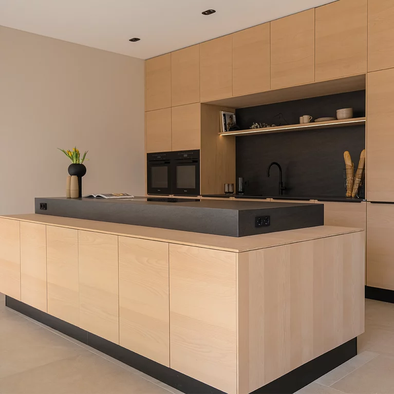 filigno Küche in massiver Buche Weißöl mit dunkler Natursteinnische und erhöhtem Natursteinblock