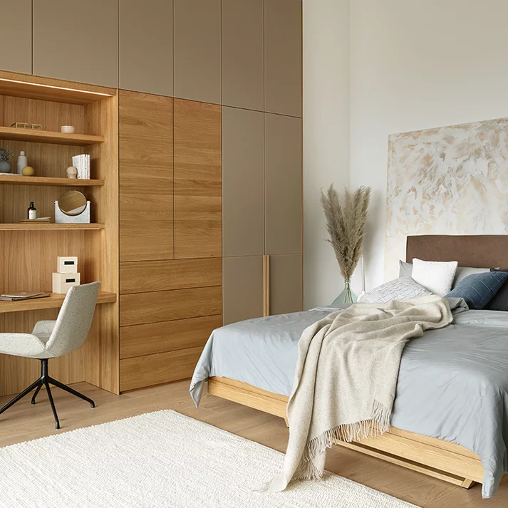 Einbauschrank lunetto mit Glas- und Holzfronten und integriertem Homeoffe in Eiche mit lui Stuhl und float Bett mit Naturlederhaupt