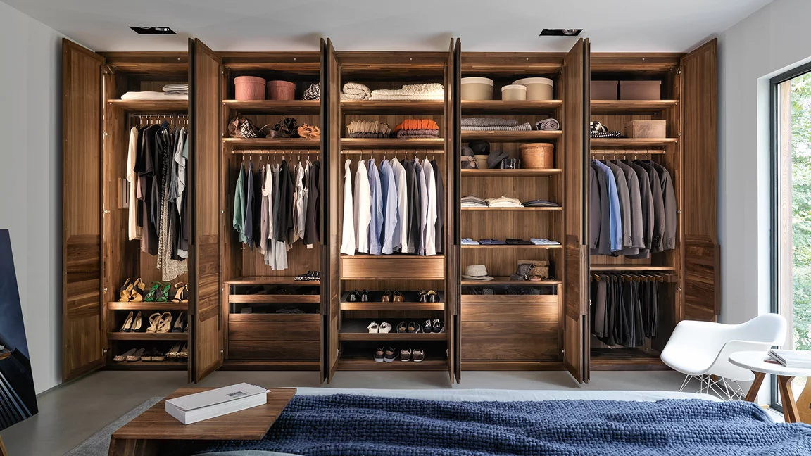 hinge-door wardrobe valore in solid walnut with great interior design variety