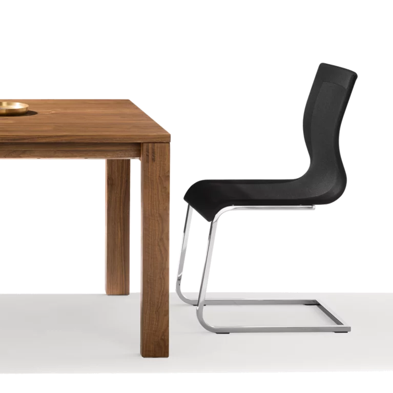 Schwingstuhl magnum Stricktex mit Fußgestell glänzend und magnum Esstisch in Nussbaum