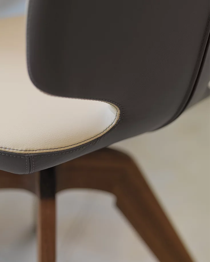bequemer Esszimmerstuhl aye Drehgestell in Nussbaum und Leder Sitzschale, Detailansicht